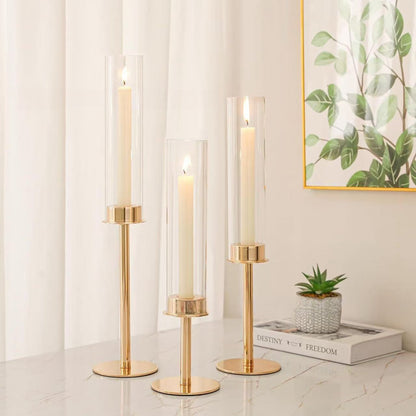 4  seturi Set 3 suporți de lumânări din sticlă transparentă , elegante și versatile .Designul simplu și rafinat le face perfecte pentru a crea o atmosferă caldă -