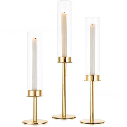 4  seturi Set 3 suporți de lumânări din sticlă transparentă , elegante și versatile .Designul simplu și rafinat le face perfecte pentru a crea o atmosferă caldă -