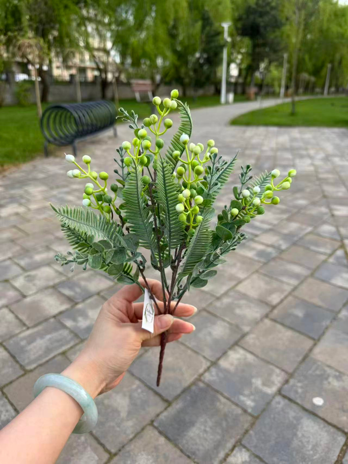 Buchet artificial cu bobite albe si frunze tip feriga, 35 cm, Ruyidecor