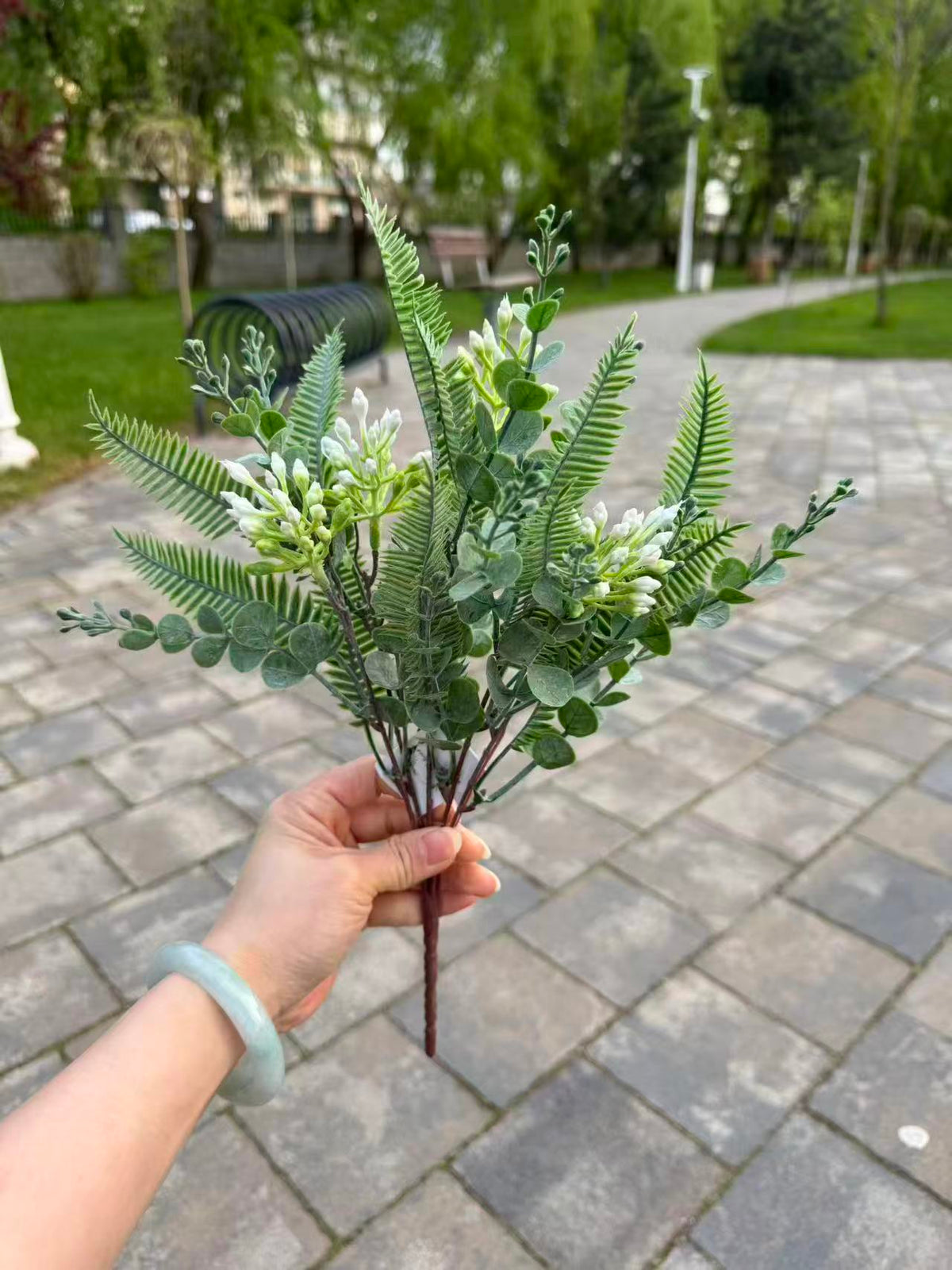 Buchet artificial cu frunze tip feriga si boboci albi, 35 cm, Ruyidecor