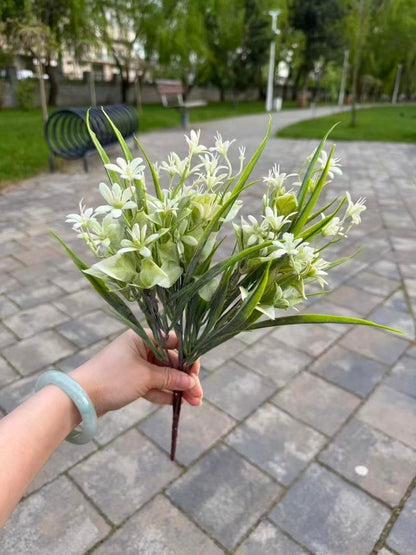 Buchet artificial cu flori stelute albe si frunze subtiri, 35 cm, Ruyidecor