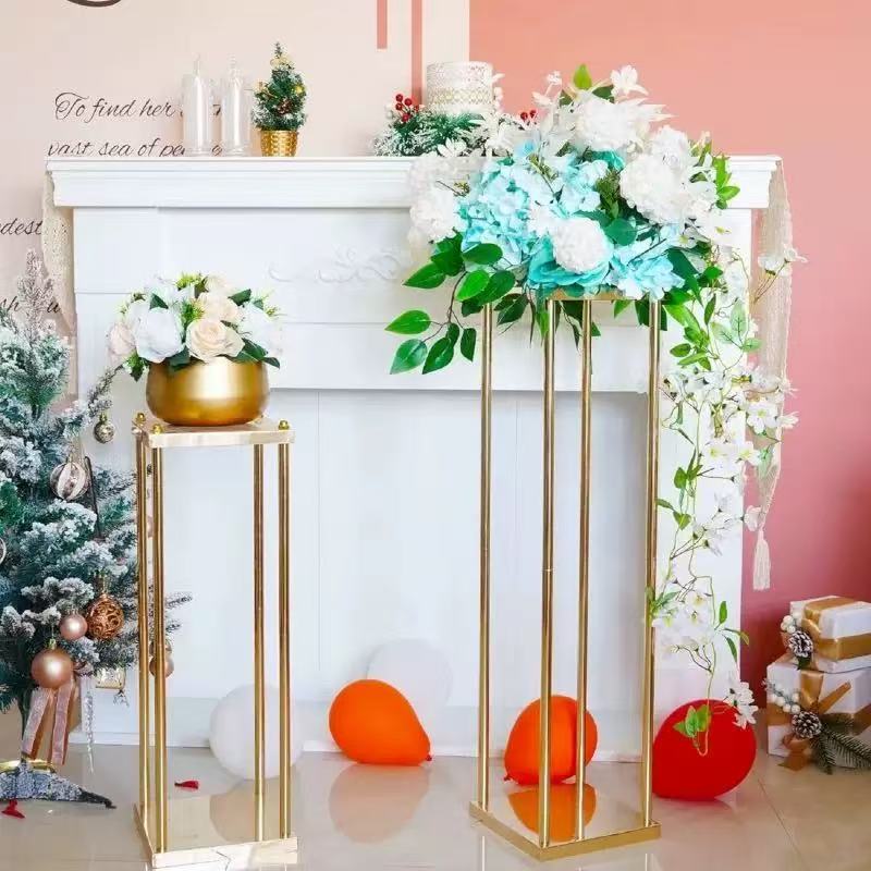 Set 4 suporturi decorative aurii tip piedestal, design modern geometric, înălțimi diferite