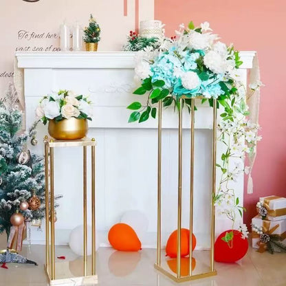Set 4 suporturi decorative aurii tip piedestal, design modern geometric, înălțimi diferite