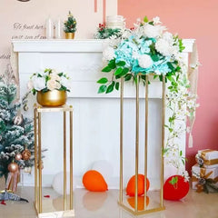 Set 4 suporturi decorative aurii tip piedestal, design modern geometric, înălțimi diferite