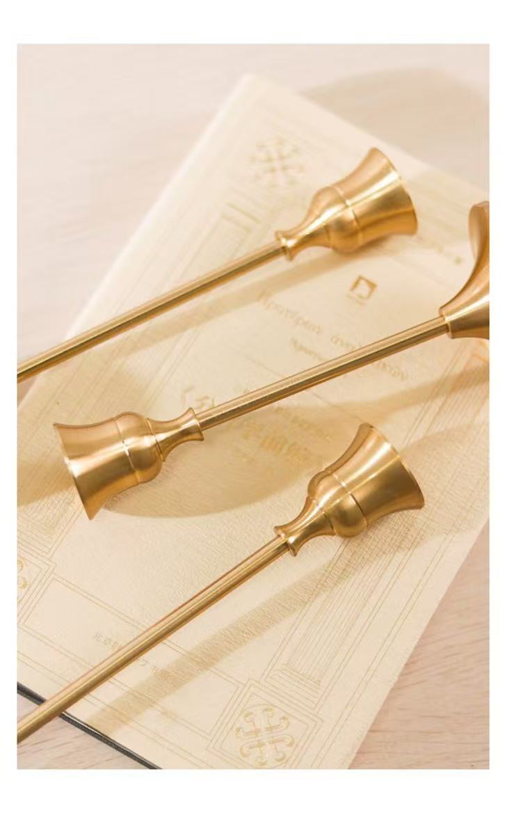 Set 3 sfeșnice decorative aurii metalice, design elegant, înălțimi diferite 16-19-22 cm, suport lumânări (fără lumânări incluse)