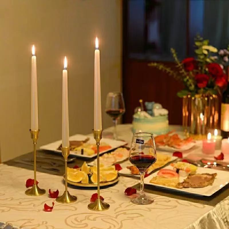 Set 3 sfeșnice decorative aurii metalice, design elegant, înălțimi diferite 16-19-22 cm, suport lumânări (fără lumânări incluse)