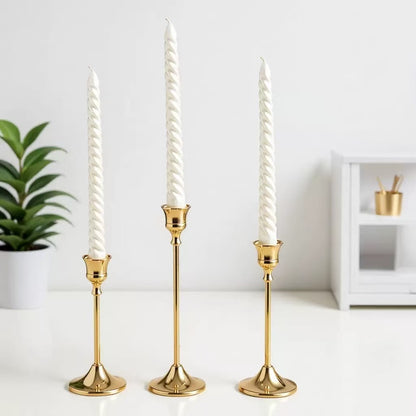 Set 3 sfeșnice decorative aurii metalice, design elegant, înălțimi diferite 16-19-22 cm, suport lumânări (fără lumânări incluse)