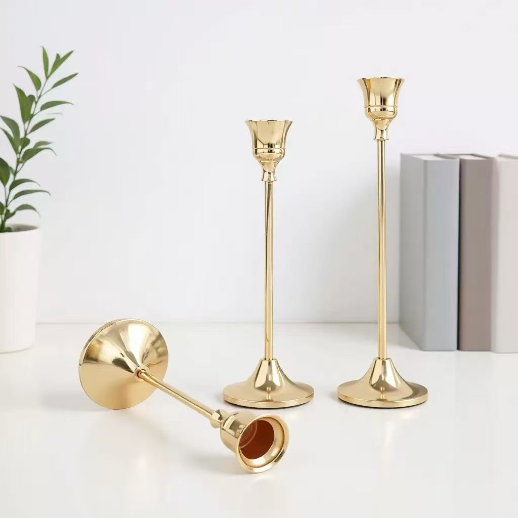 Set 3 sfeșnice decorative aurii metalice, design elegant, înălțimi diferite 16-19-22 cm, suport lumânări (fără lumânări incluse)