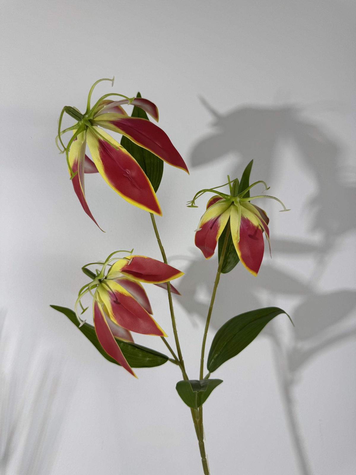 Floare gloriosa artificiala cu tija, 3 flori, rosu-galben, Ruyidecor