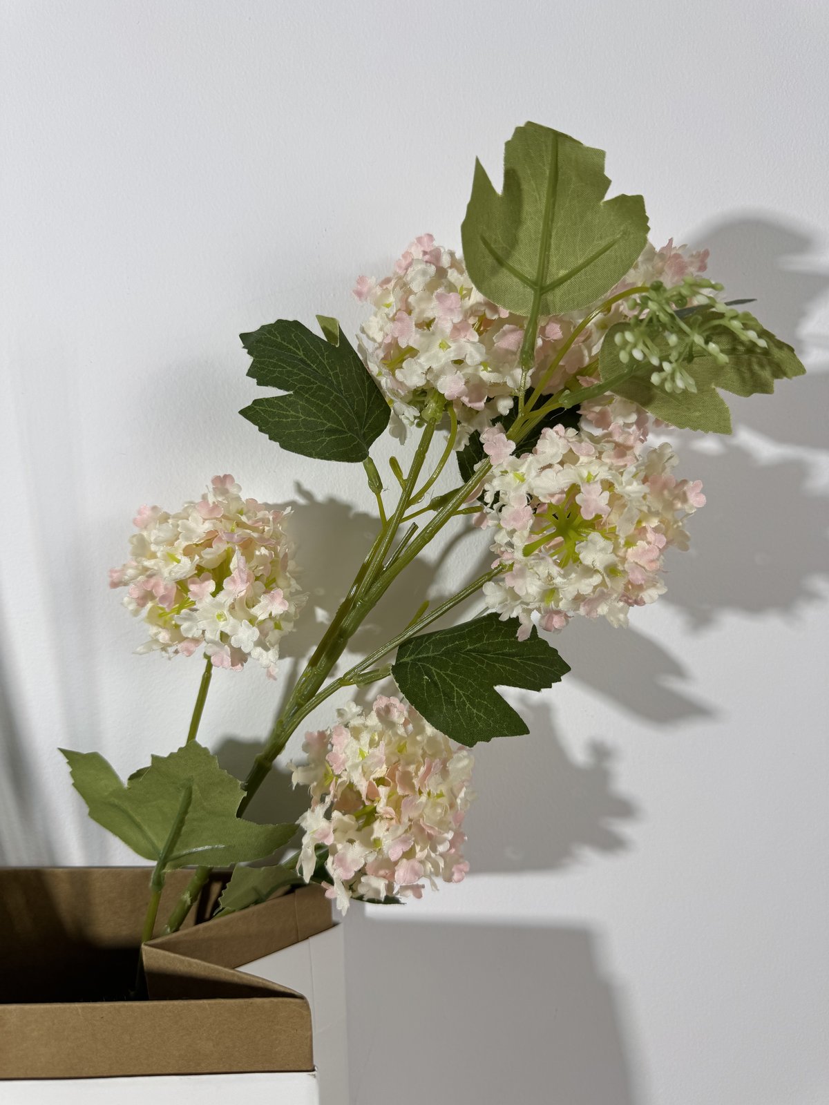 Floare hortensie artificiala cu tija, 5 flori, 85 cm, crem-roz, Ruyidecor