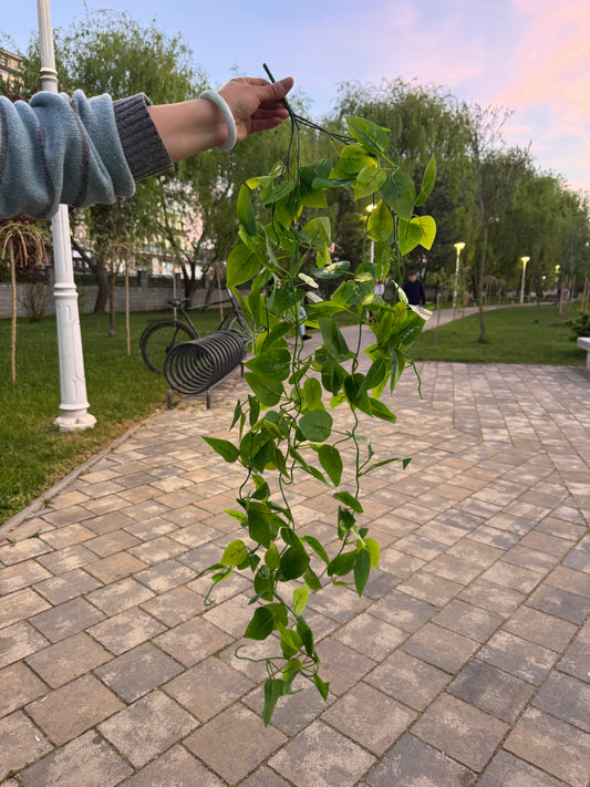 Ghirlanda artificiala curgatoare tip pothos cu frunze inima, 90 cm, verde, Ruyidecor