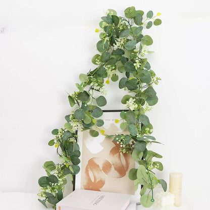 Ghirlandă Artificială Florală – Frunze Mixte și Flori Albe, 2 m