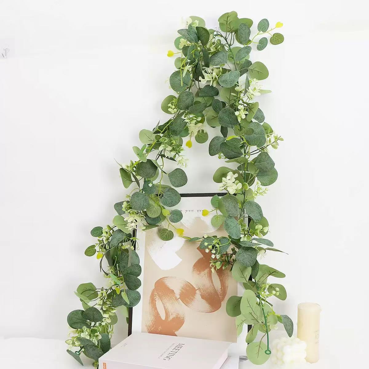 Ghirlandă Artificială Florală – Frunze Mixte și Flori Albe, 2 m