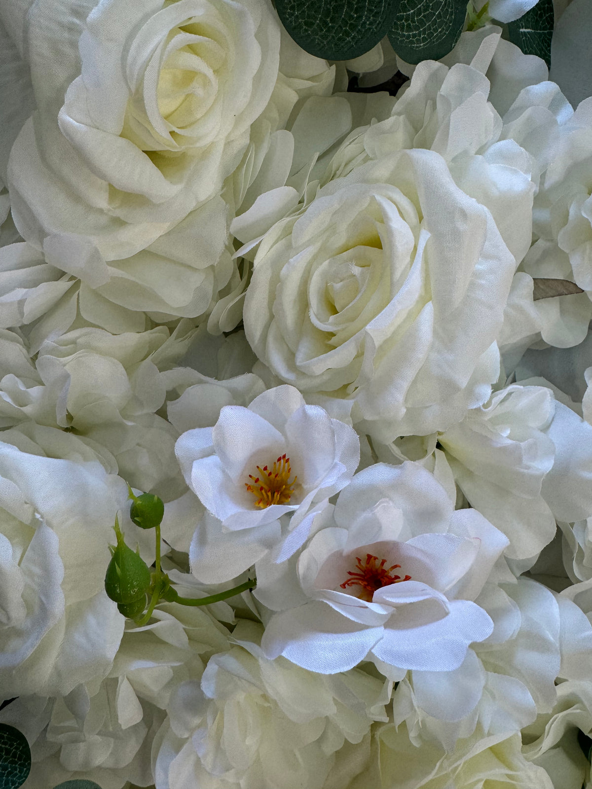 Panou floral artificial cu trandafiri si hortensii albe, 40 x 60 cm, Ruyidecor