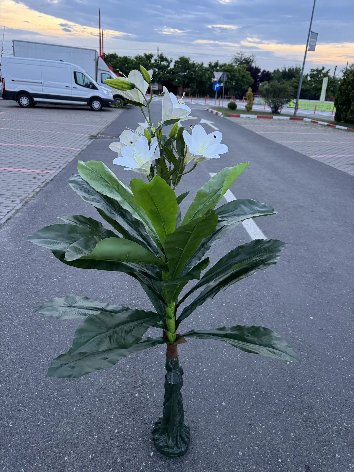 Planta artificiala decorativa cu flori de crin, 140 cm, Ruyidecor