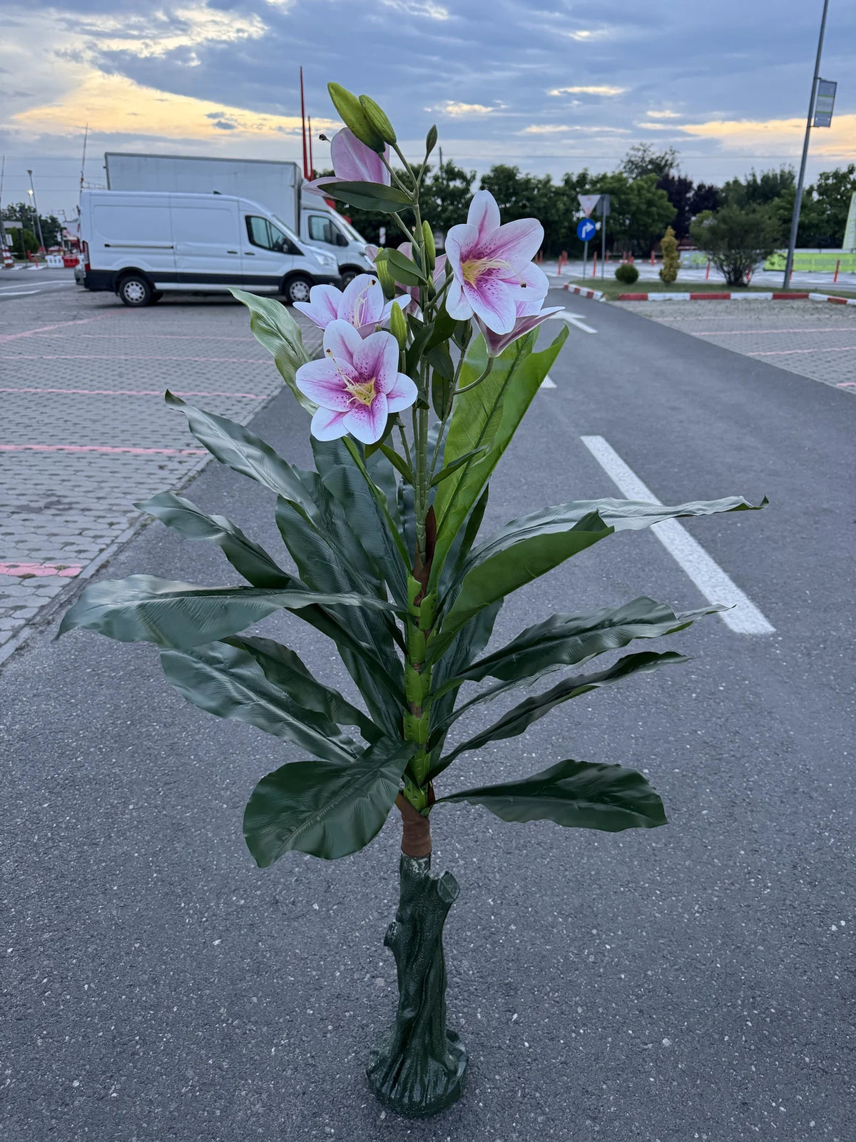 Planta artificiala decorativa cu flori de crin, 140 cm, Ruyidecor