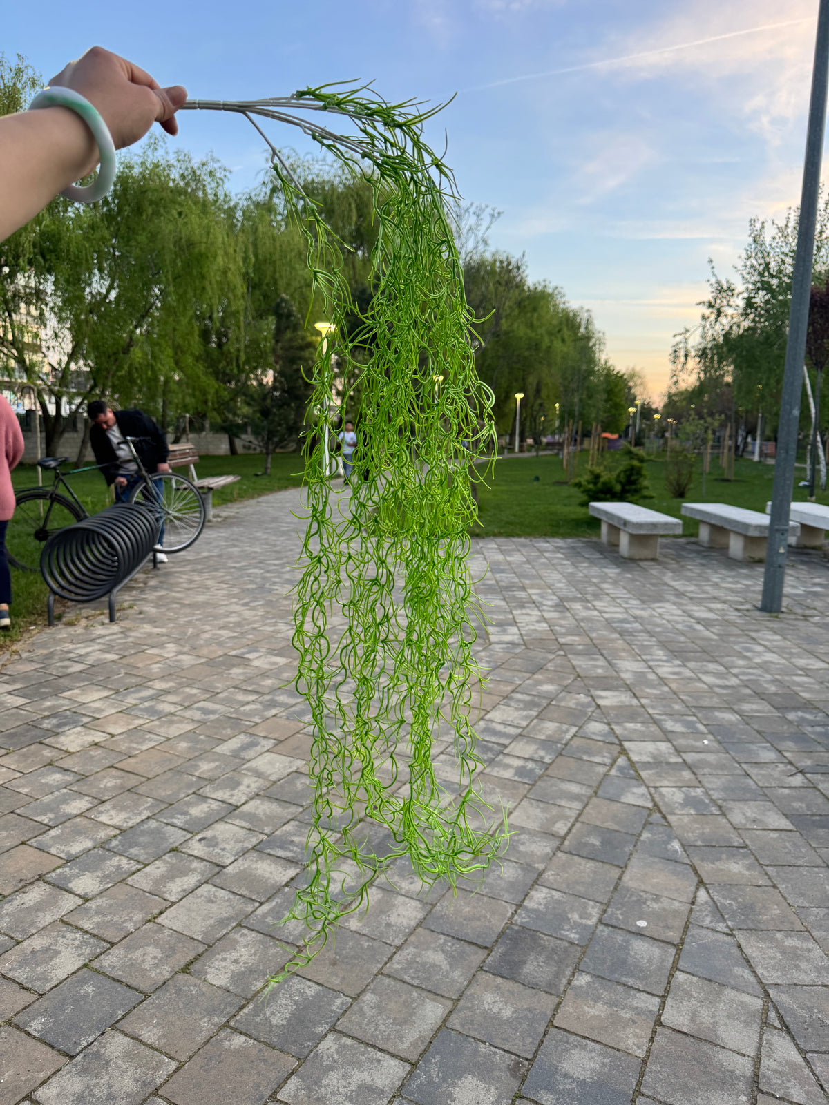 Planta artificiala curgatoare cu frunzis spiralat, 90 cm, 2 nuante, Ruyidecor