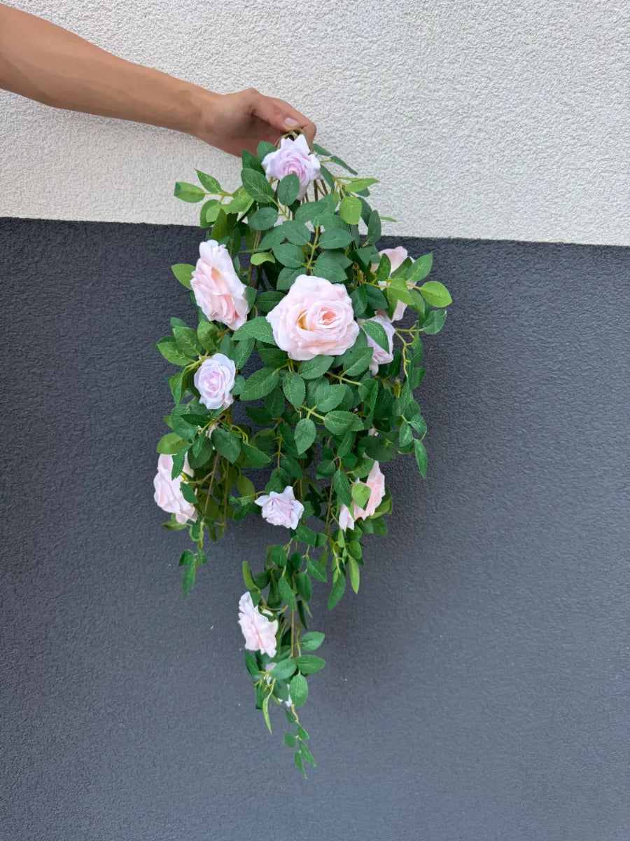 Plantă artificială curgătoare cu trandafiri și frunze decorative, 108 cm, diverse culori, Ruyidecor