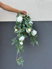 Plantă artificială curgătoare cu trandafiri și frunze decorative, 105 cm, Ruyidecor