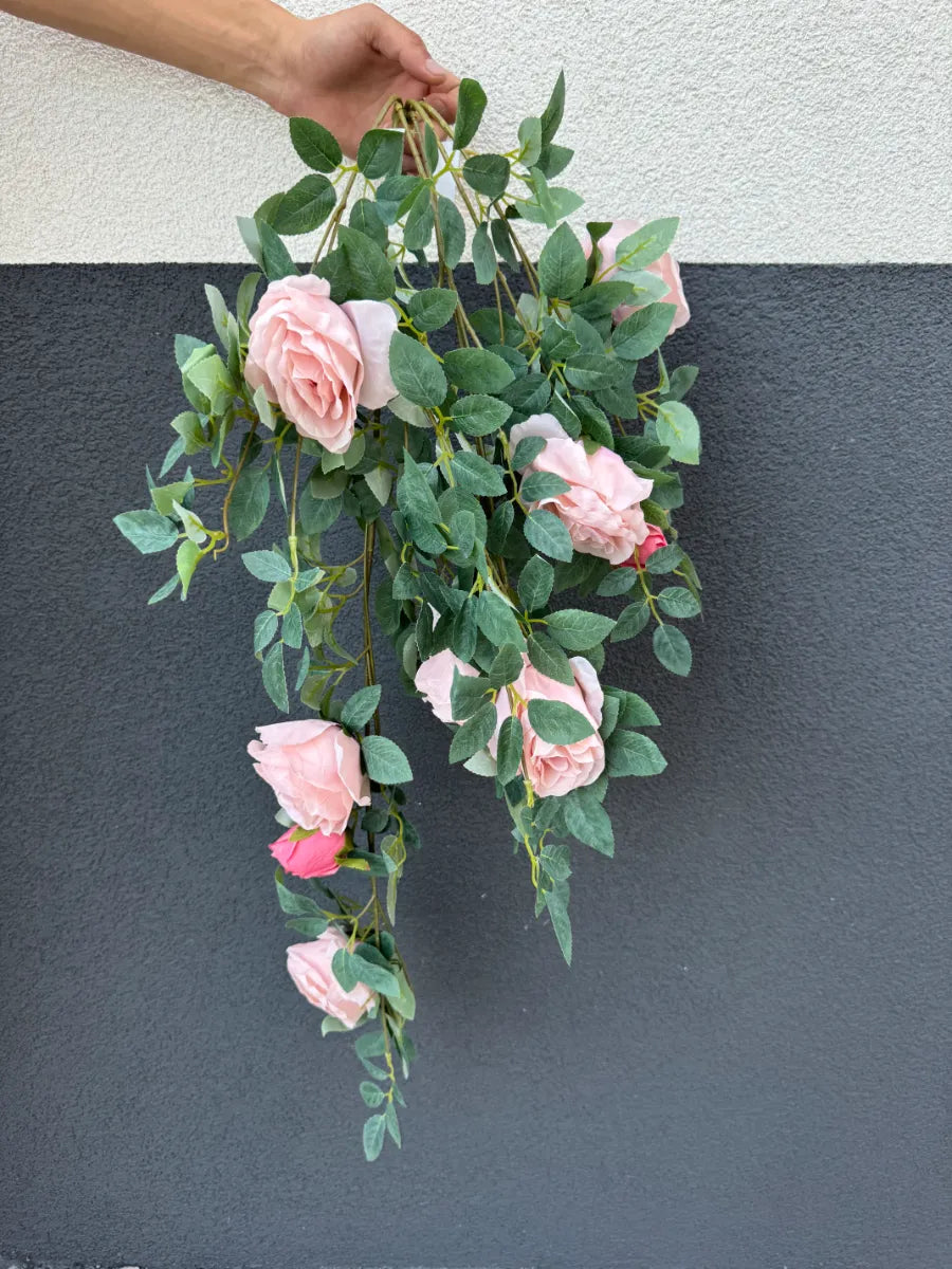 Plantă artificială curgătoare cu trandafiri și frunze decorative, 105 cm, Ruyidecor